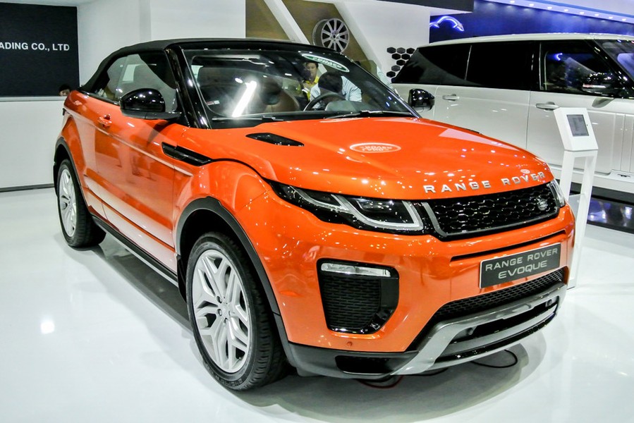 Đúng như dự kiến, mẫu SUV  mui trần Range Rover Evoque đã được thương hiệu Jaguar Land Rover Việt Nam ra mắt tại triển lãm ôtô quốc tế VIMS 2017 và được công bố giá bán chính thức.